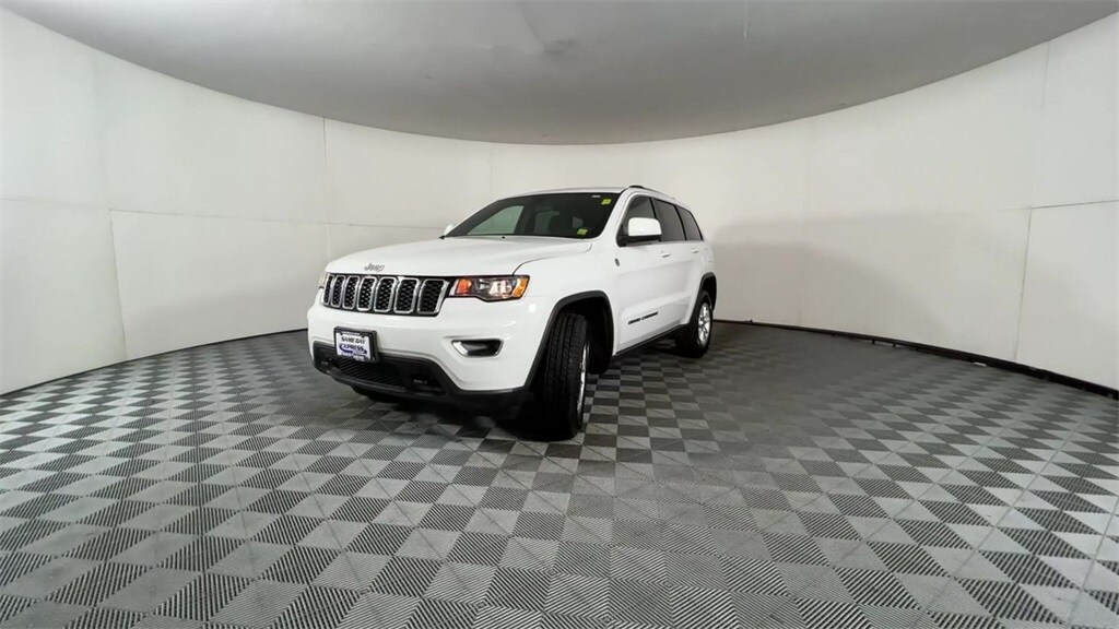 2019 Jeep Grand Cherokee Laredo photo 2