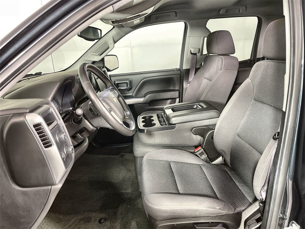 2017 Chevrolet Silverado 1500 LT photo 2