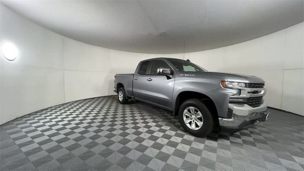 2019 Chevrolet Silverado 1500 LT photo 2