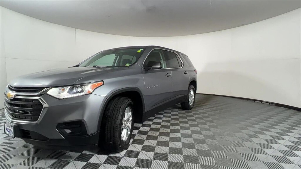 2021 Chevrolet Traverse LS photo 2