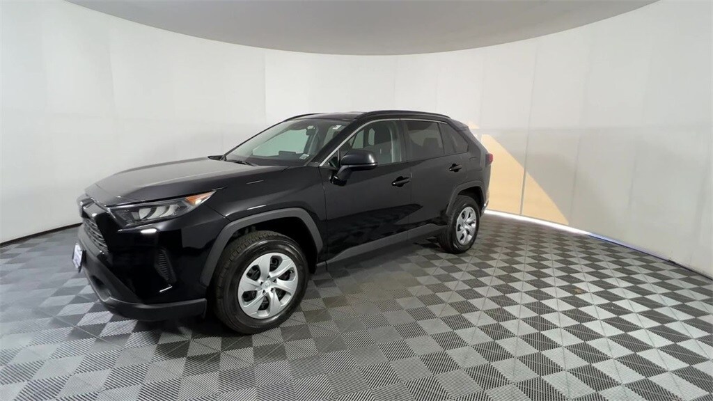 2019 Toyota RAV4 LE photo 2