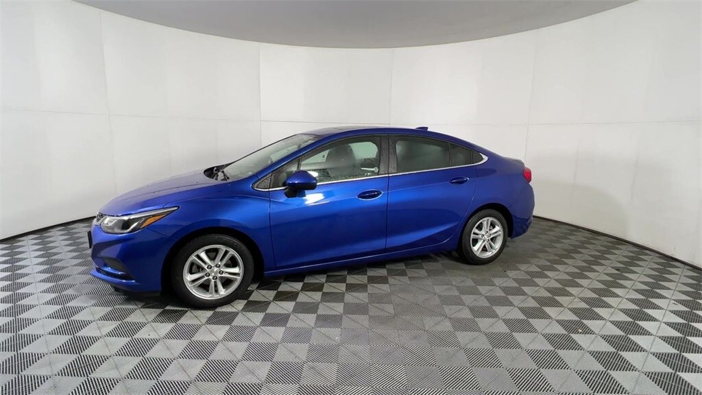 2018 Chevrolet Cruze LT photo 2