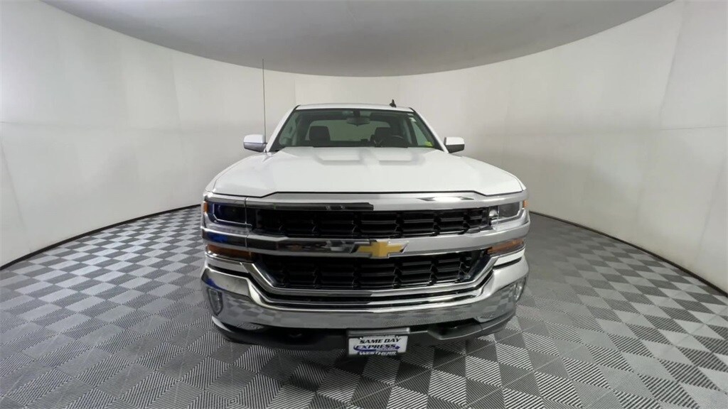 2019 Chevrolet Silverado 1500 LT photo 2