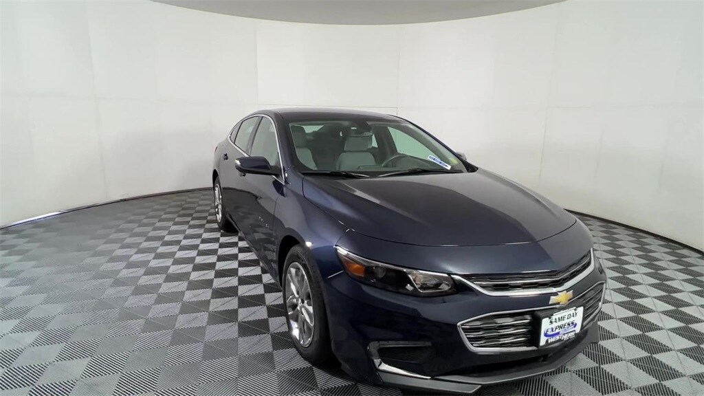 2017 Chevrolet Malibu 1LT photo 2