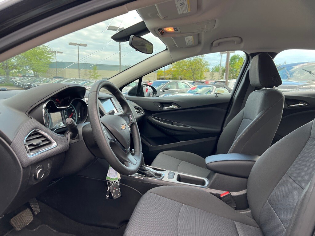 2018 Chevrolet Cruze LS photo 2
