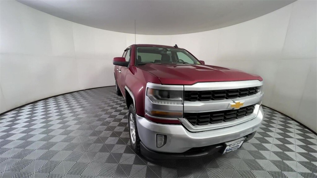 2018 Chevrolet Silverado 1500 LT photo 2