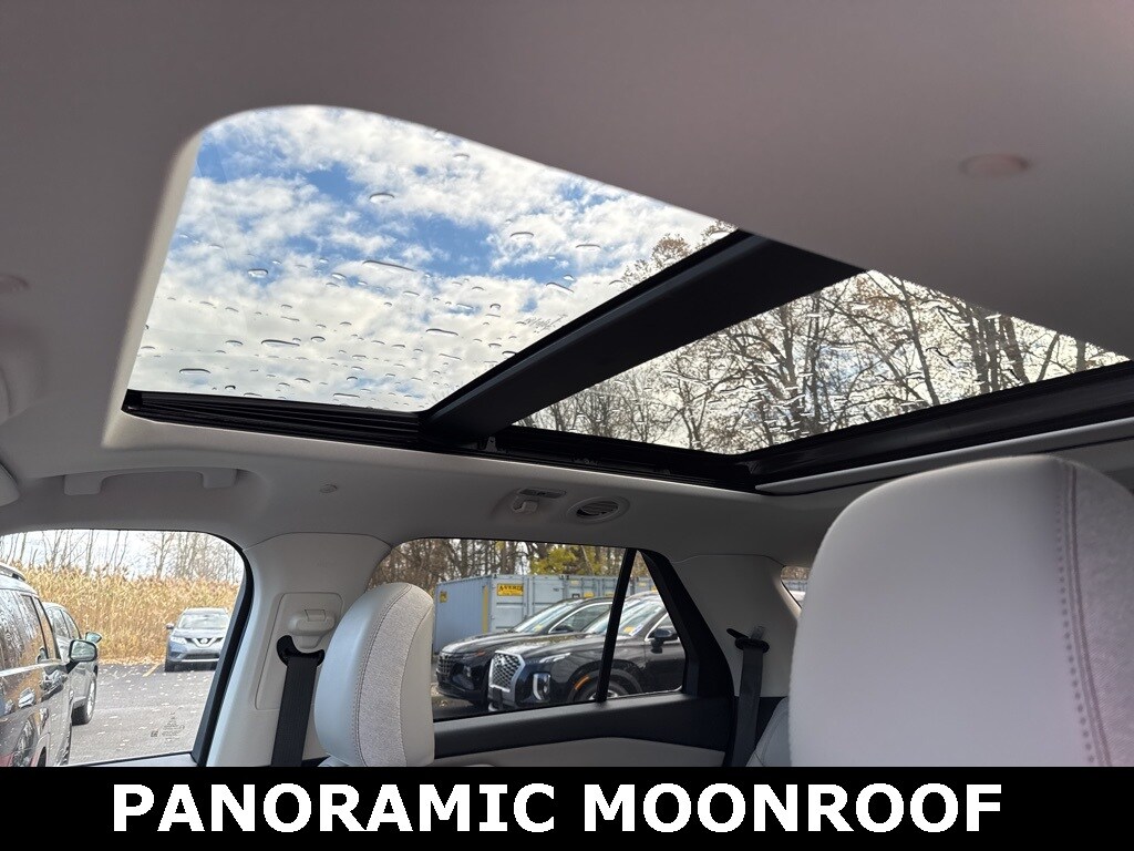 2025 Ford Explorer photo 2