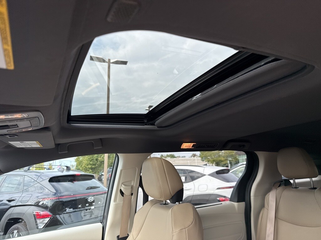 2024 Toyota Sienna XLE photo 2