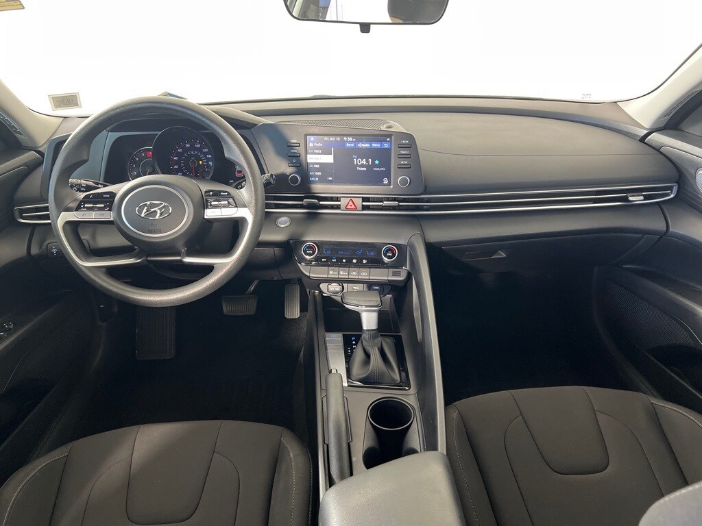 2023 Hyundai Elantra SEL photo 2