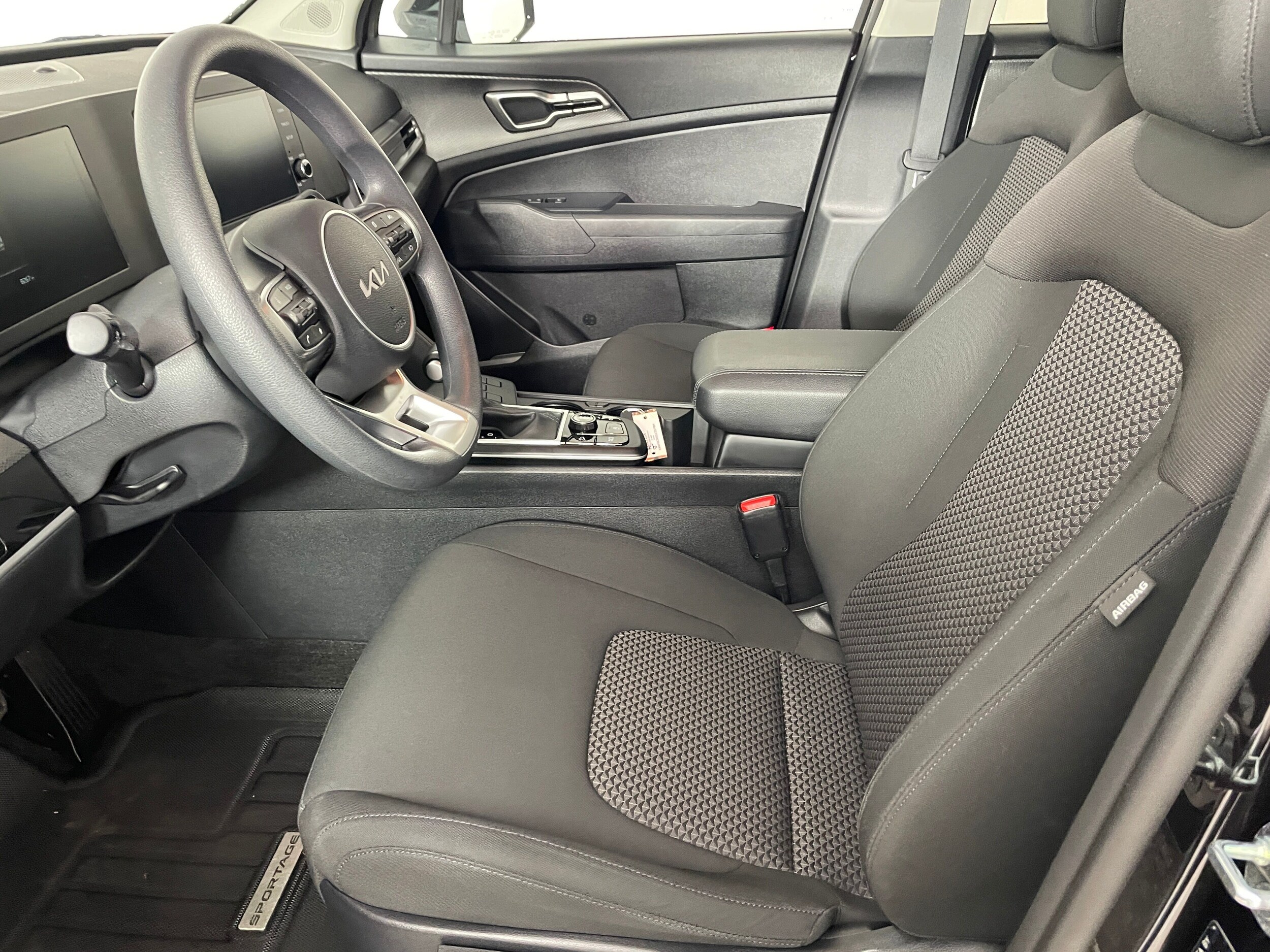 2025 Kia Sportage LX photo 2