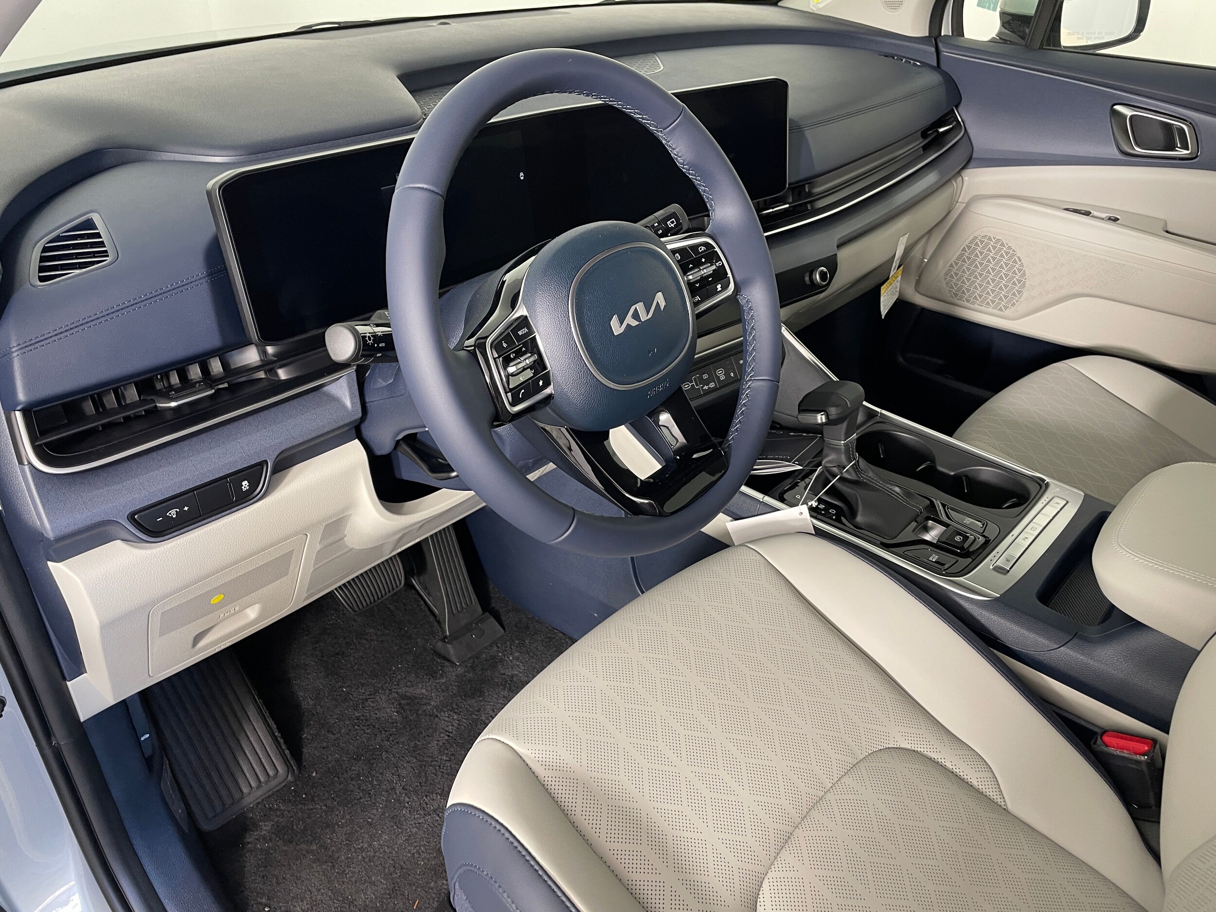 2026 Kia Carnival EX photo 2