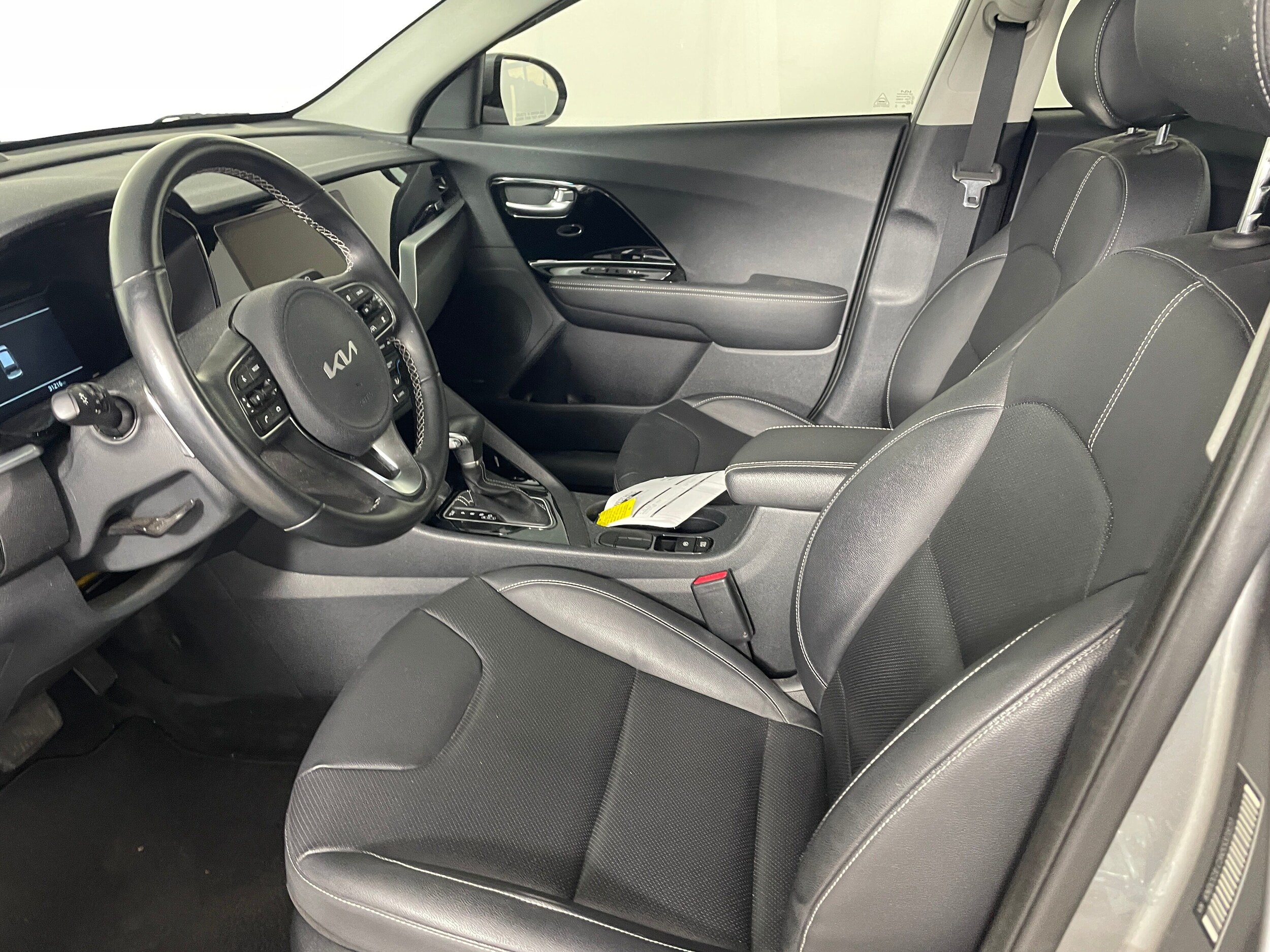2022 Kia Niro Touring Special Edition photo 2