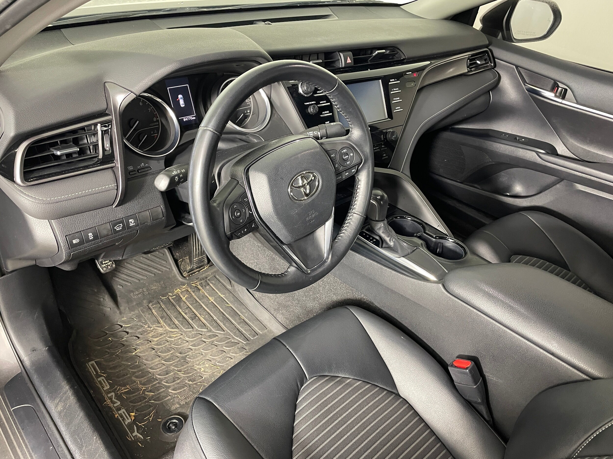 2020 Toyota Camry SE photo 3