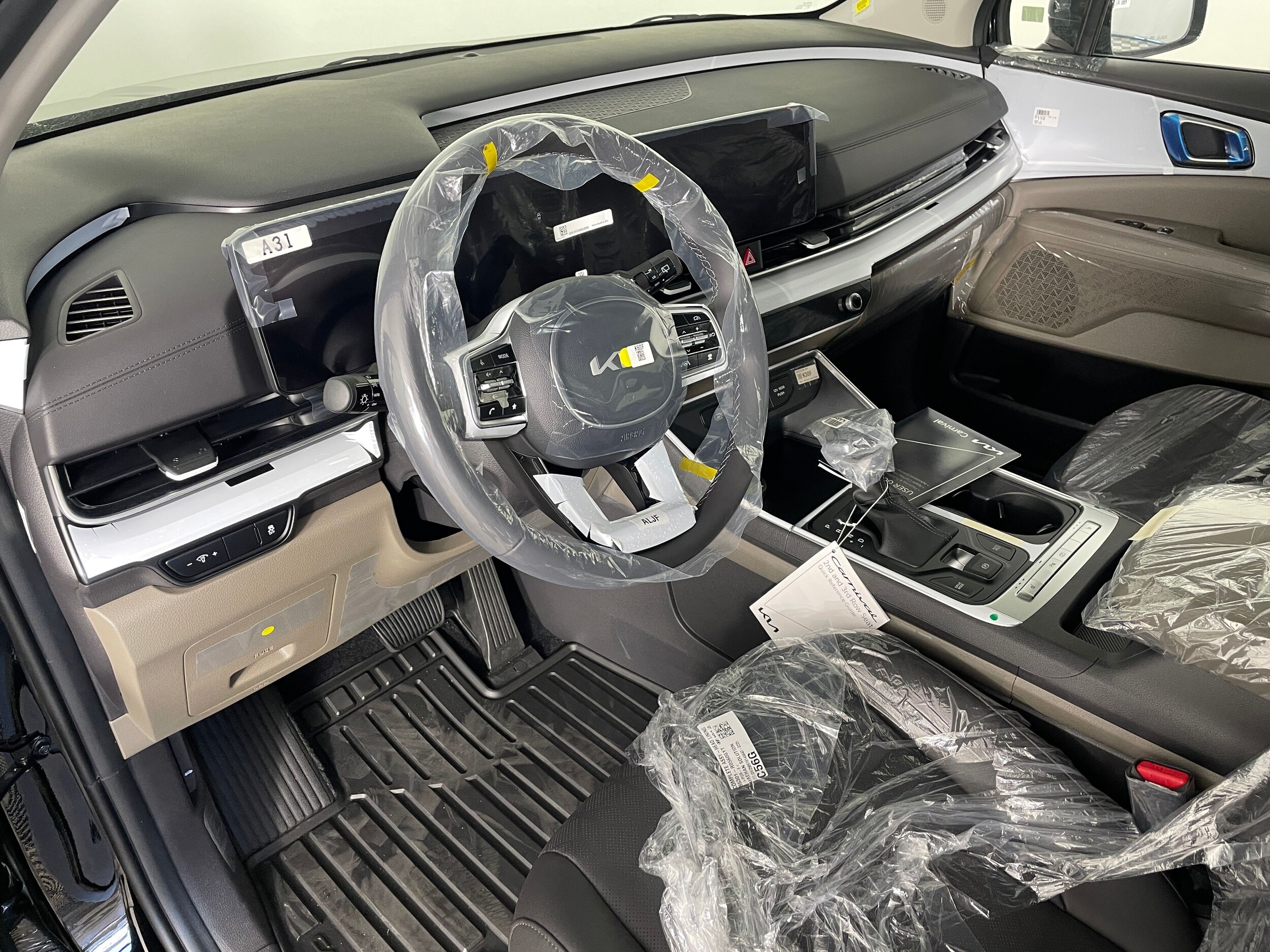 2026 Kia Carnival LXS photo 2