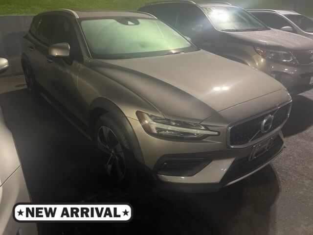 2020 Volvo V60 Cross Country Base's photo