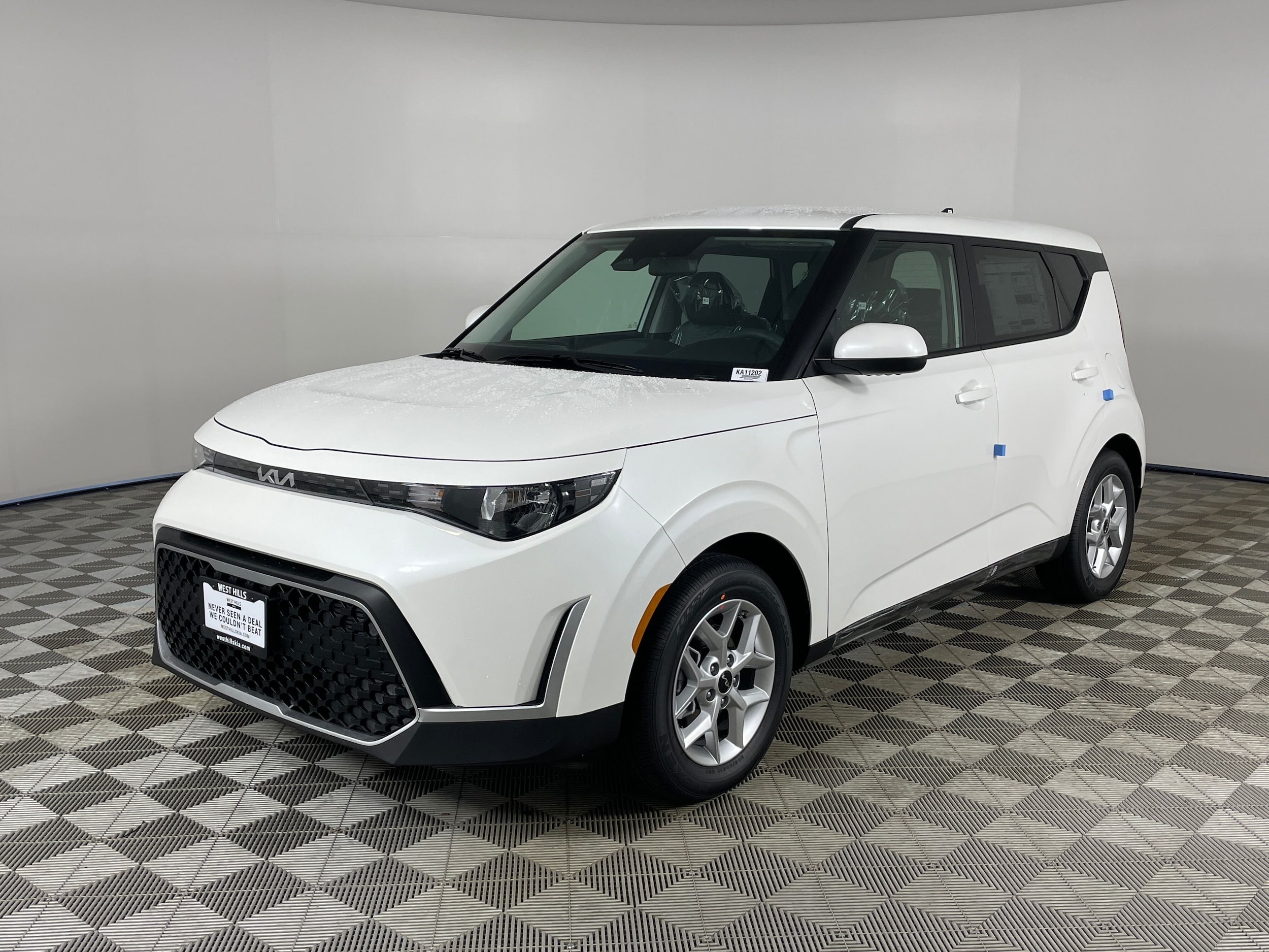 2025 Kia Soul LX's photo