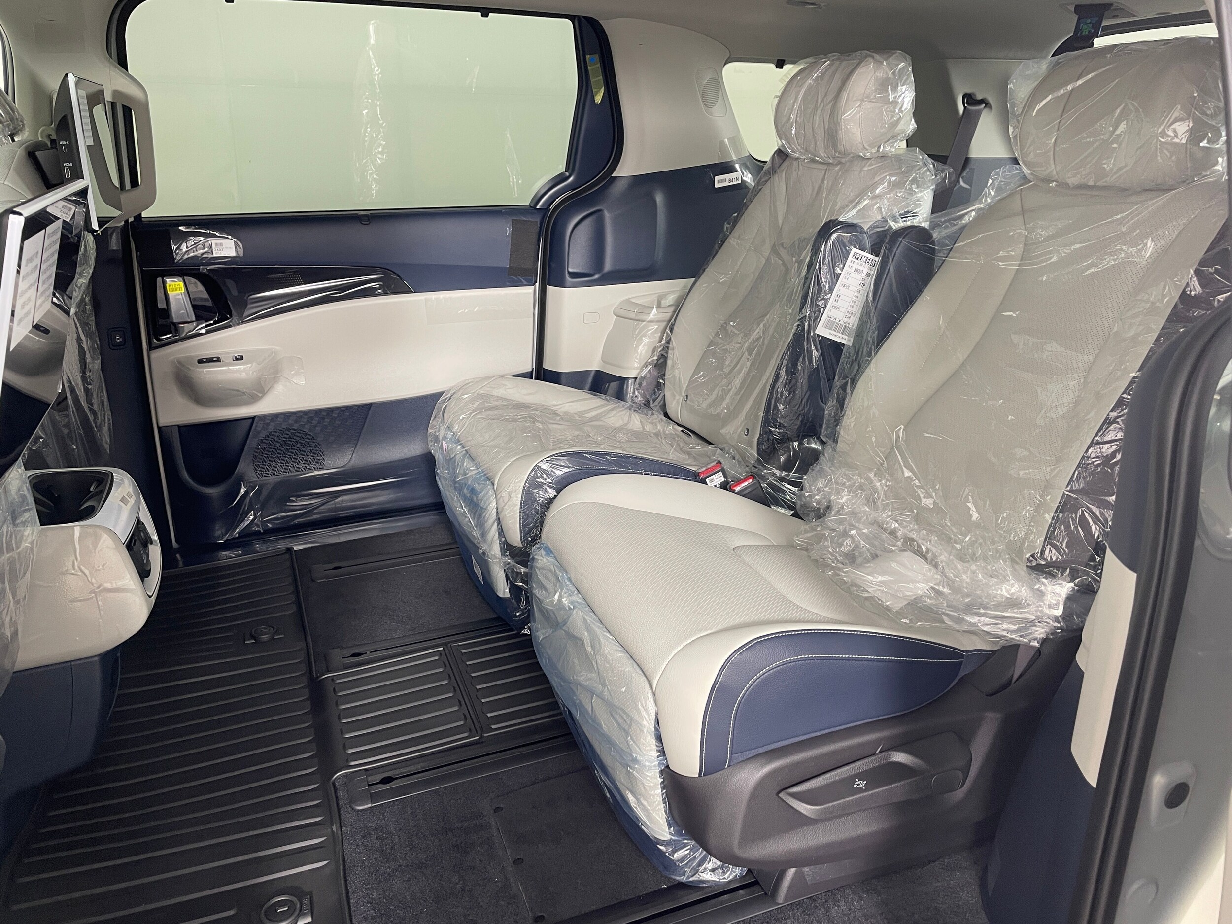 2026 Kia Carnival SX Prestige photo 4