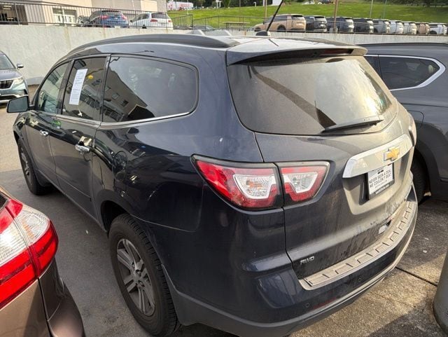 2015 Chevrolet Traverse LT photo 2