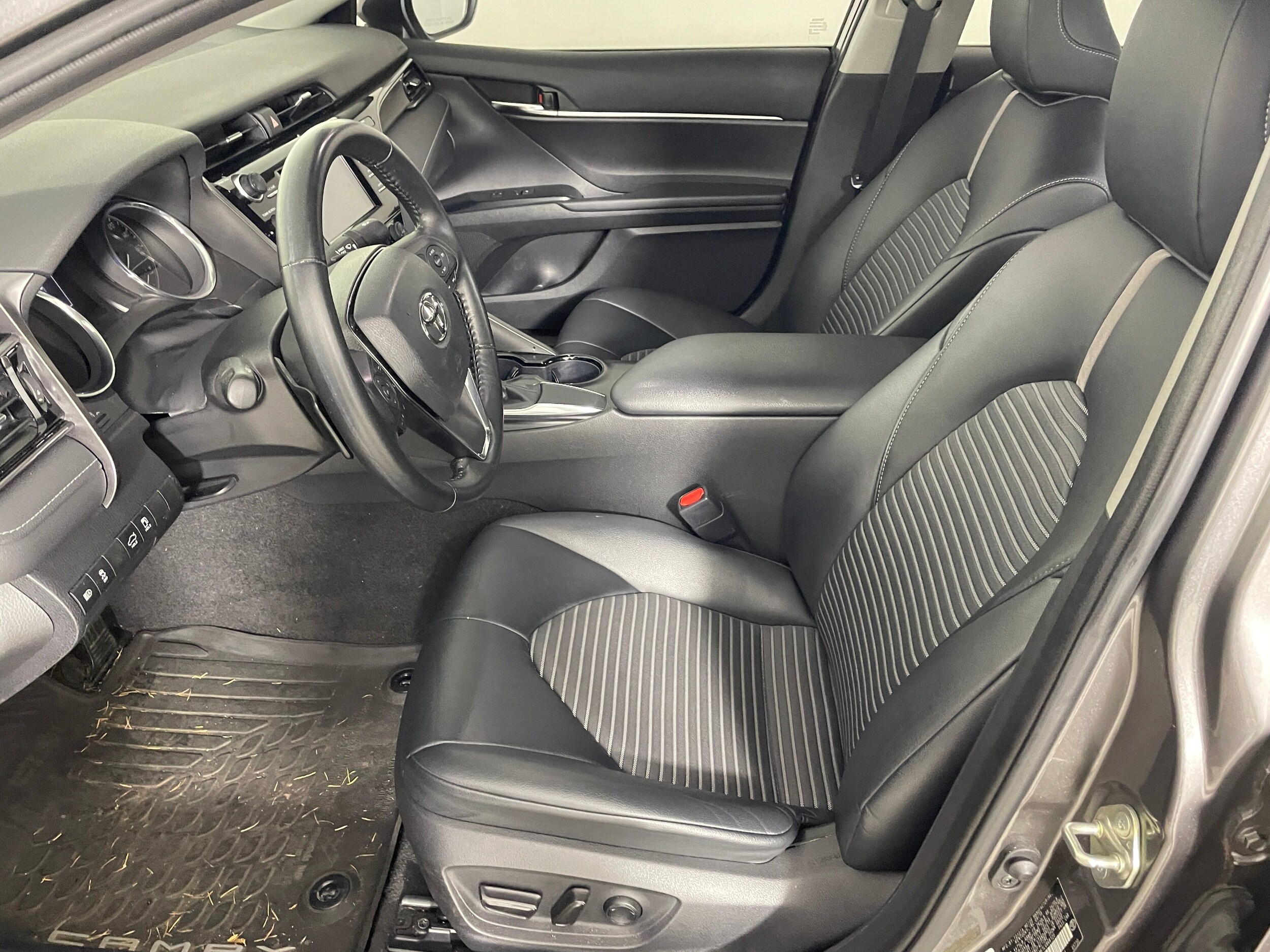 2020 Toyota Camry SE photo 2