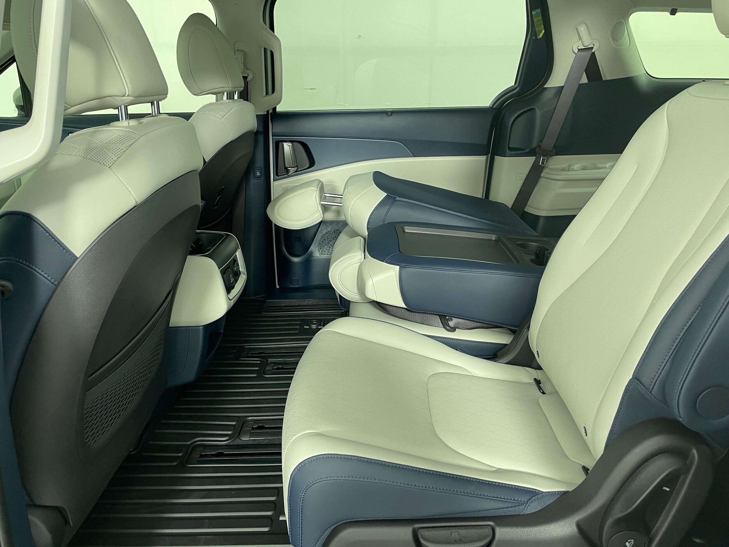 2026 Kia Carnival SX photo 3