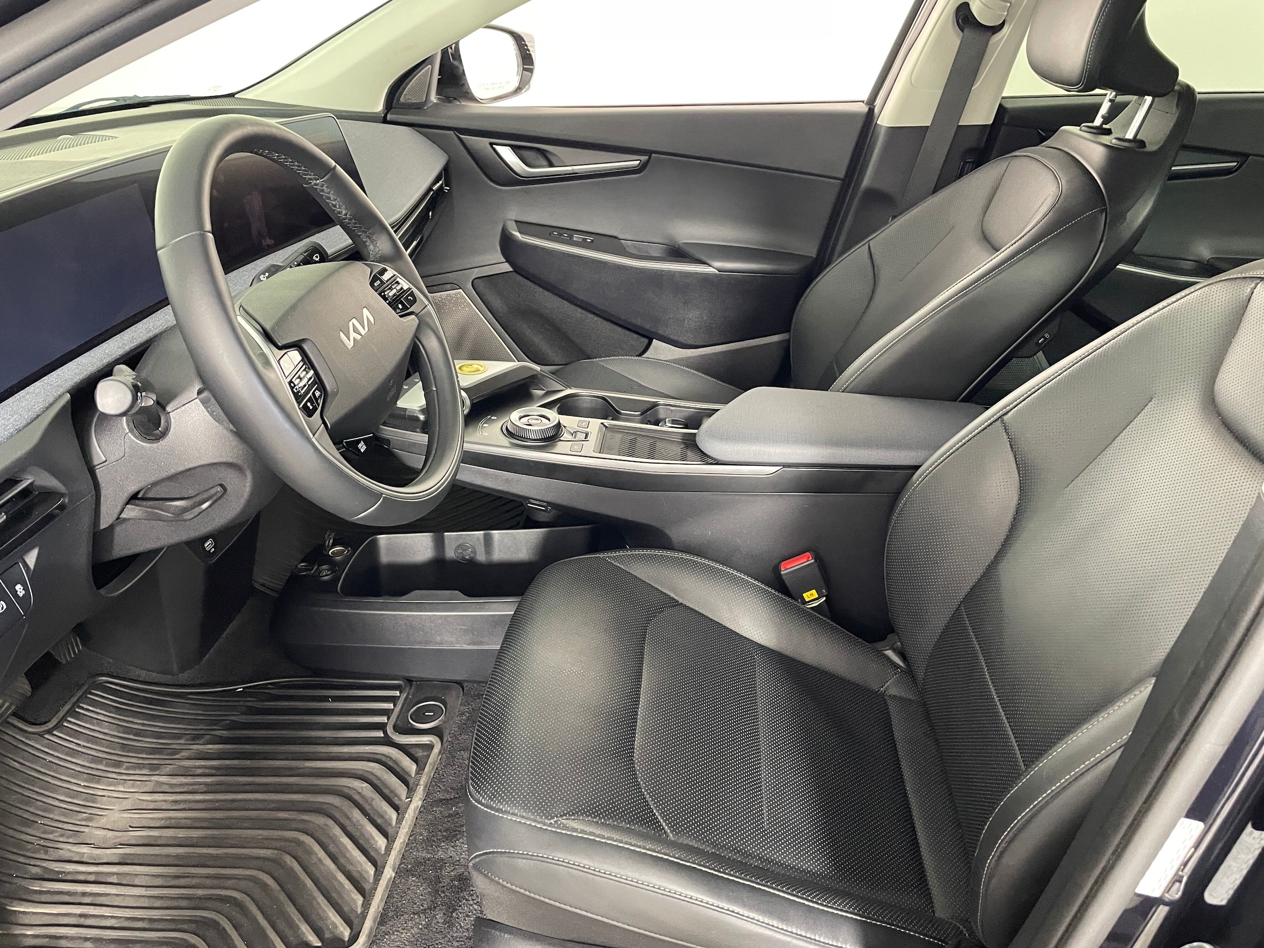 2023 Kia EV6 Wind photo 2