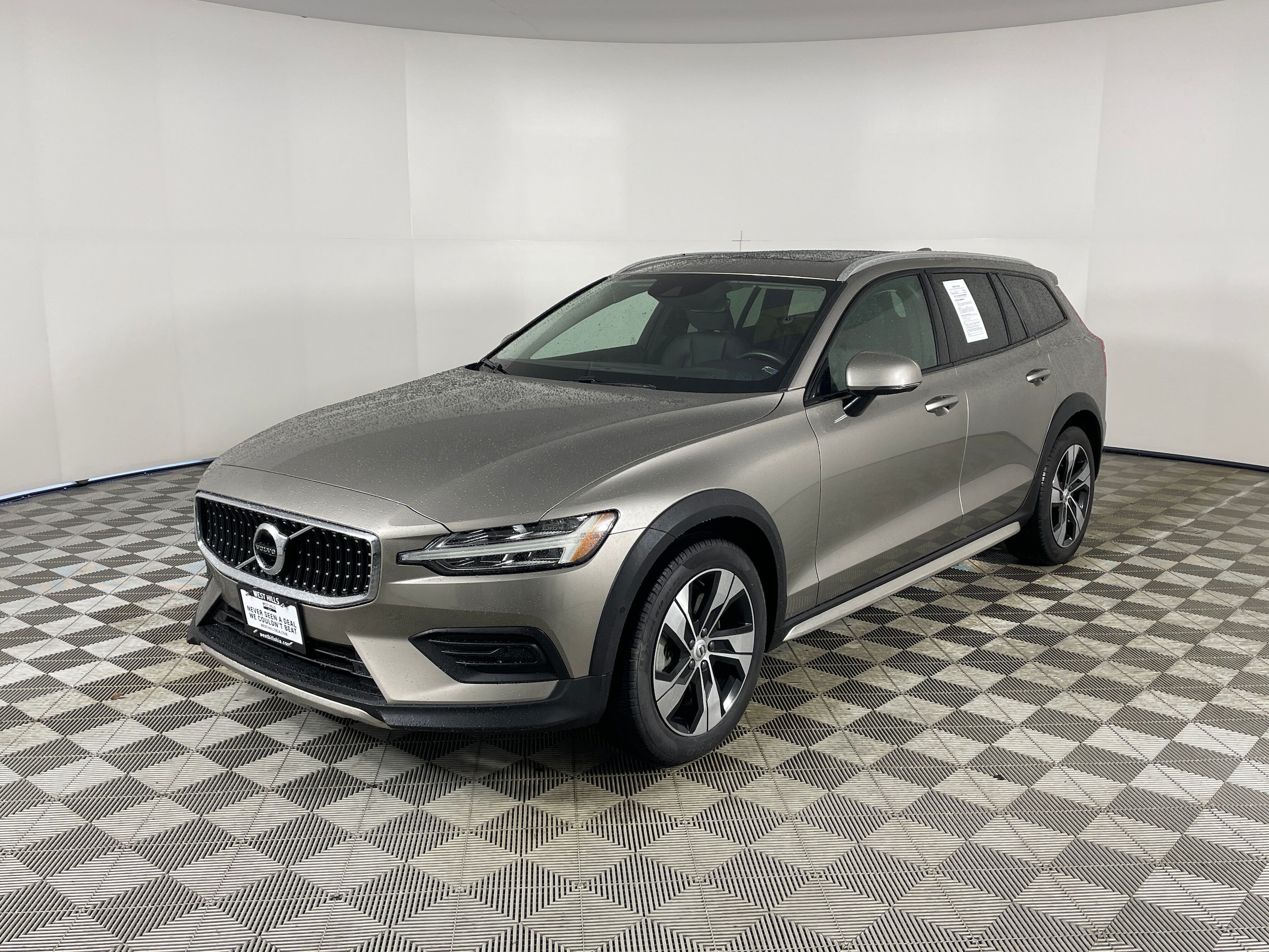 2020 Volvo V60 Cross Country Base's photo