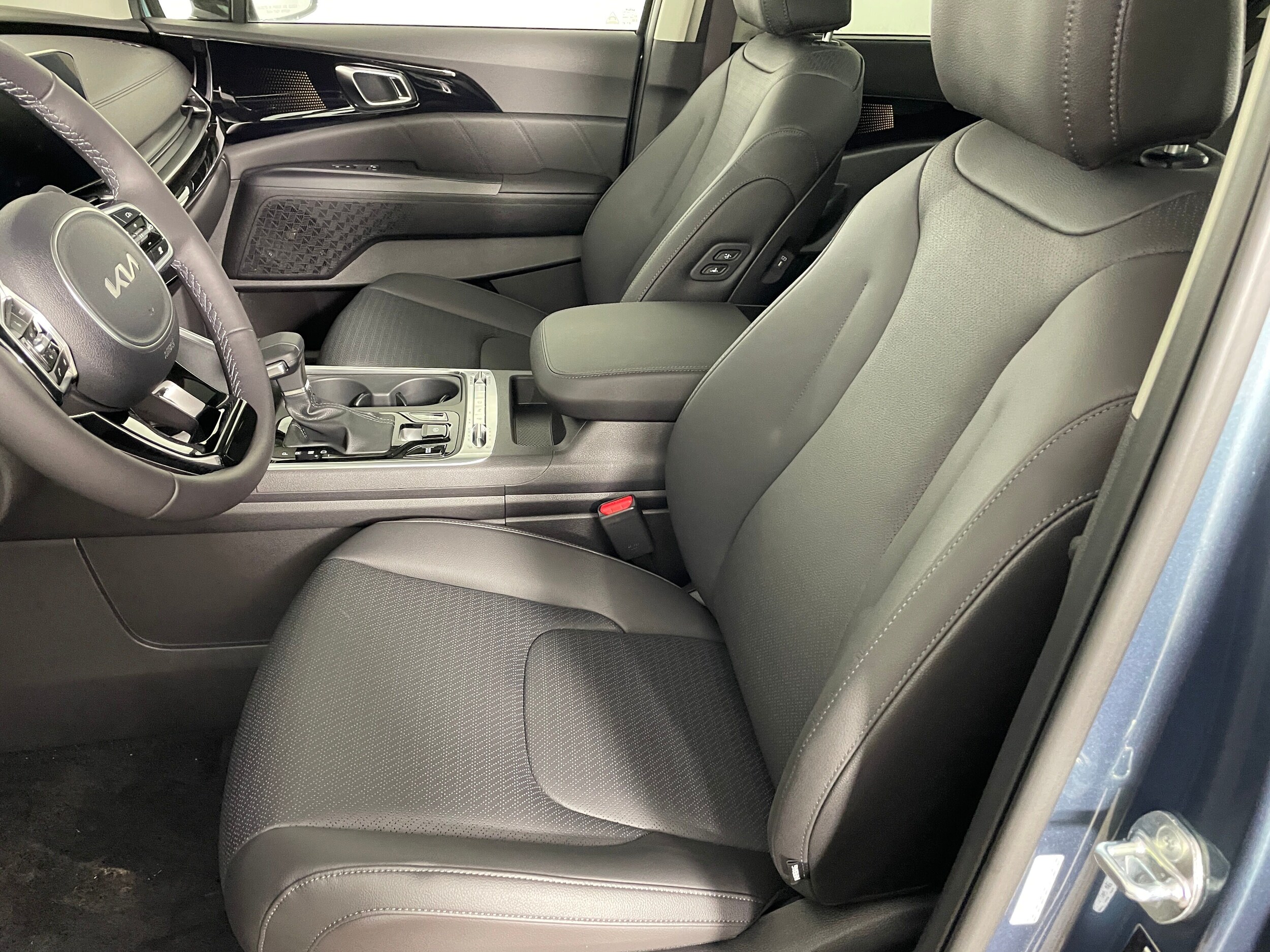 2025 Kia Carnival SX Prestige photo 2