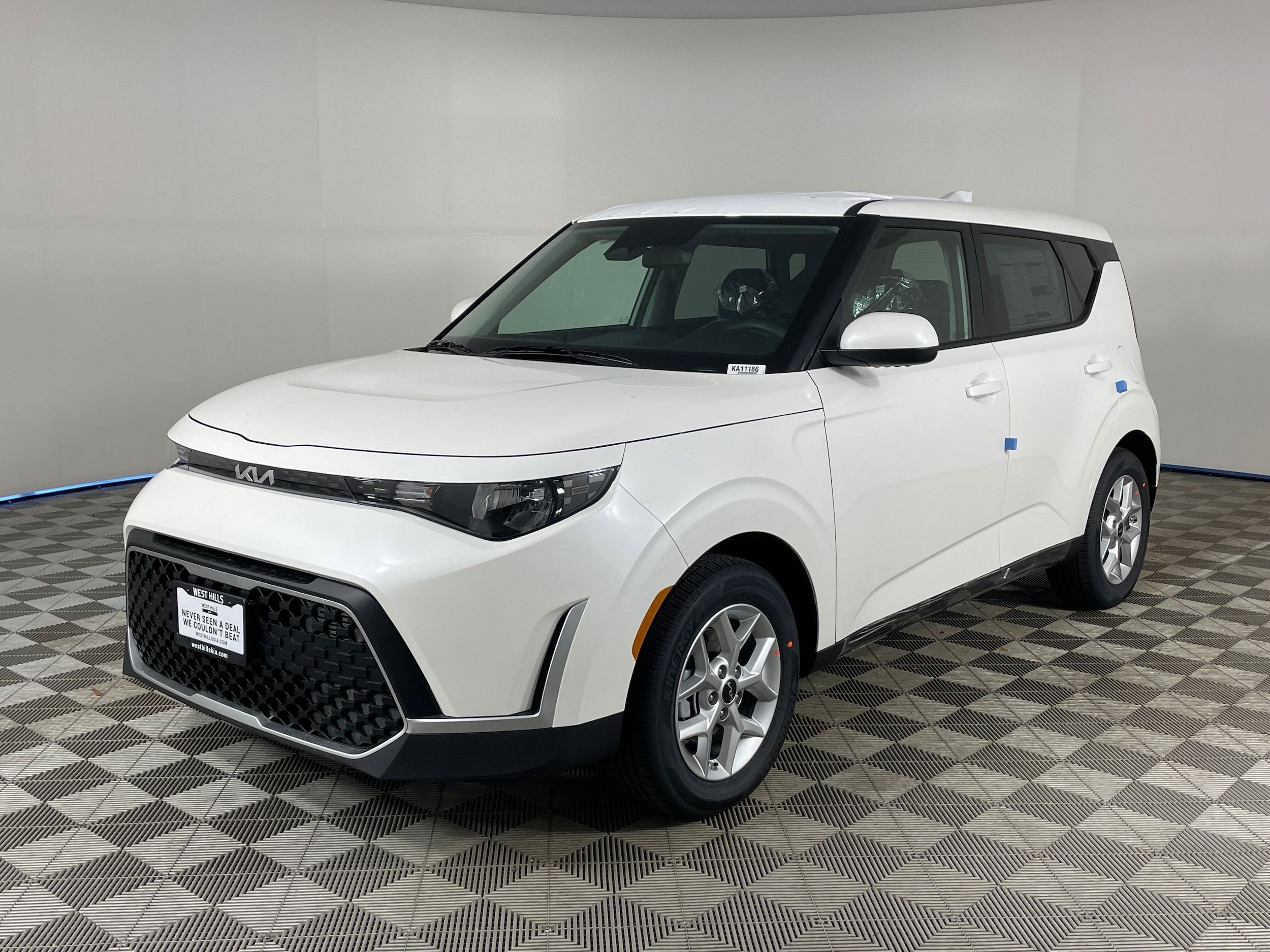 2025 Kia Soul LX's photo