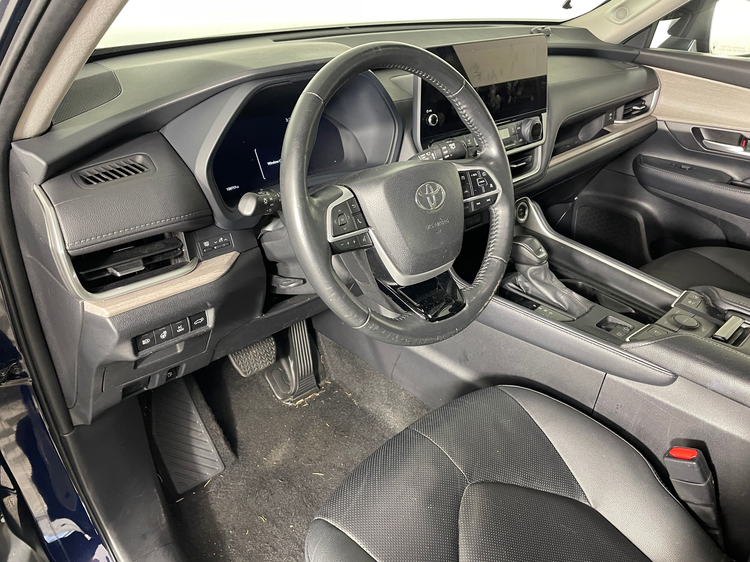 2024 Toyota Highlander Hybrid Limited photo 3