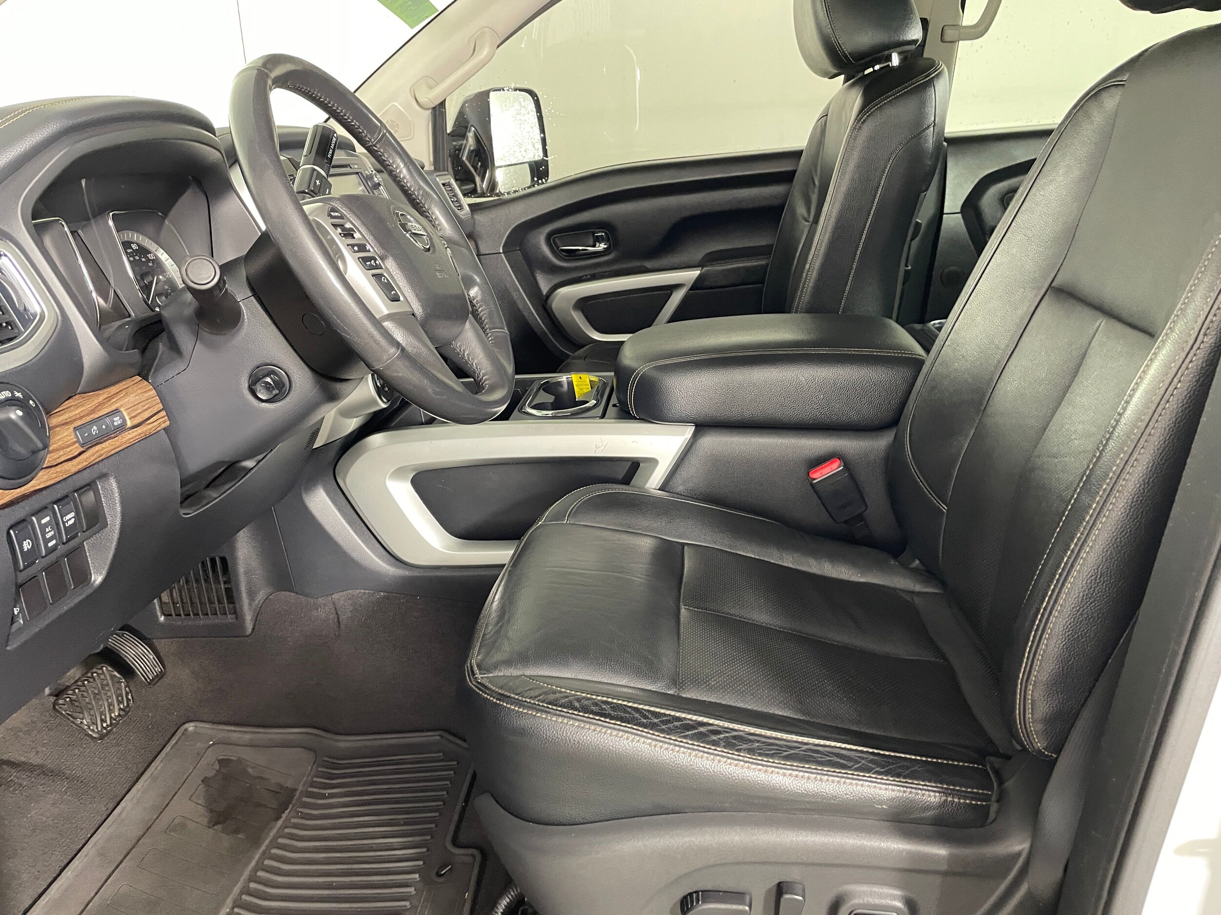 2017 Nissan Titan SL photo 2