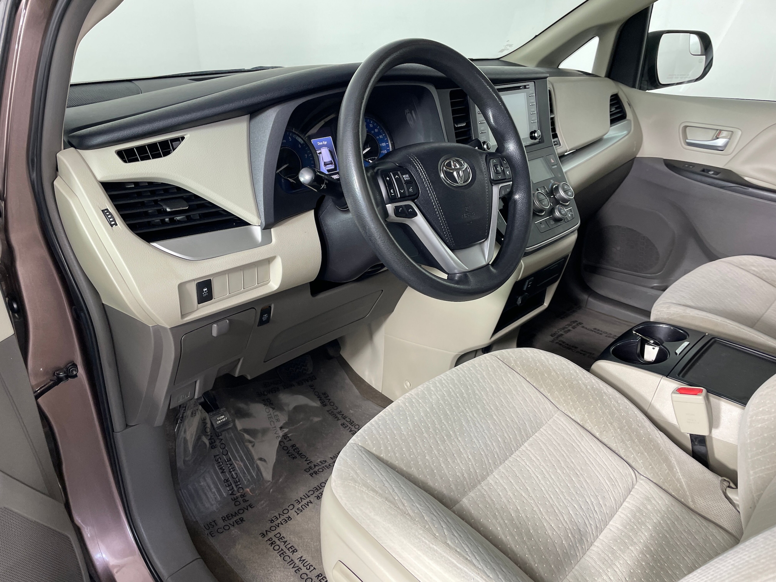 2018 Toyota Sienna LE photo 2