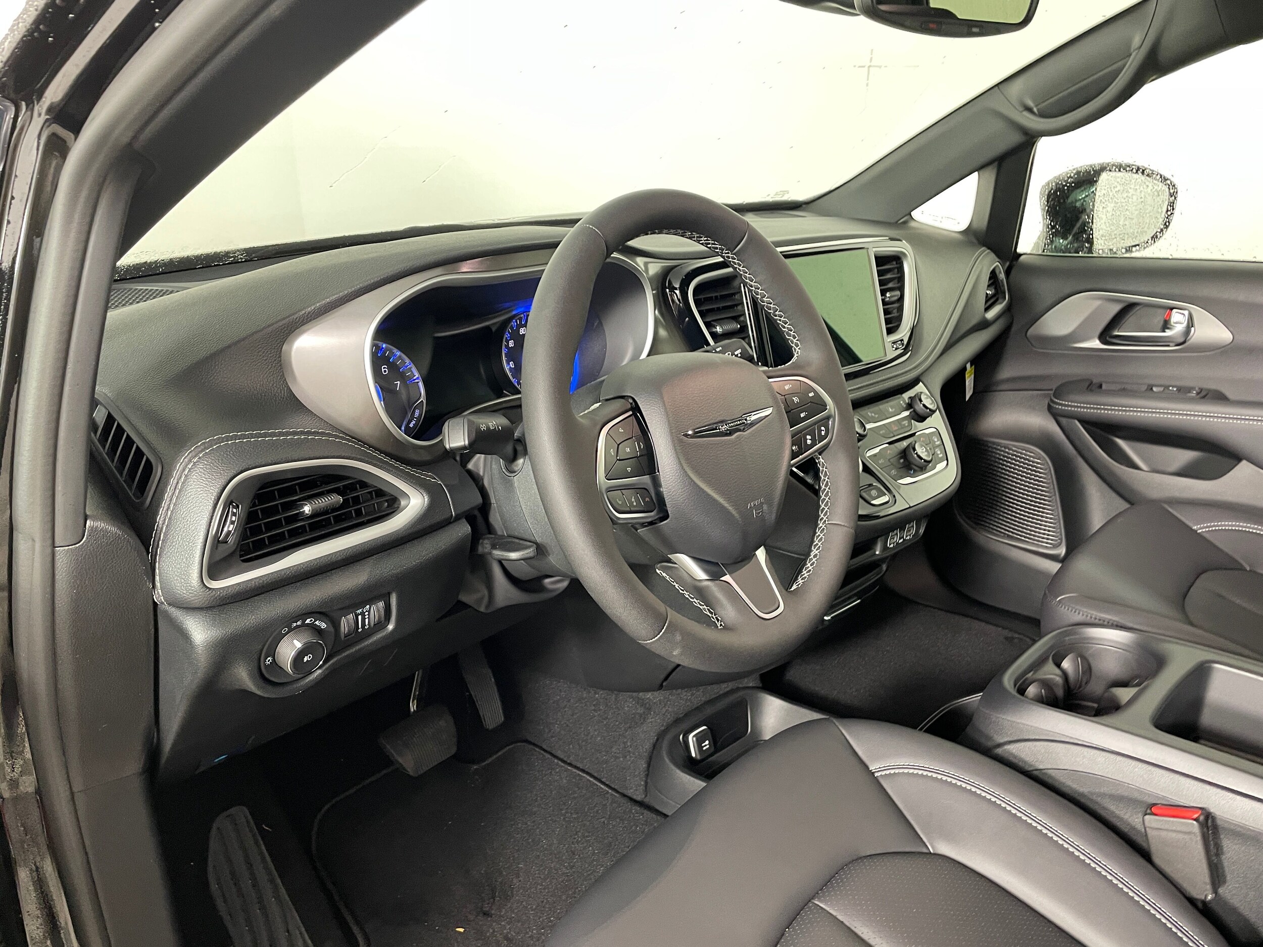 2025 Chrysler Pacifica photo 2