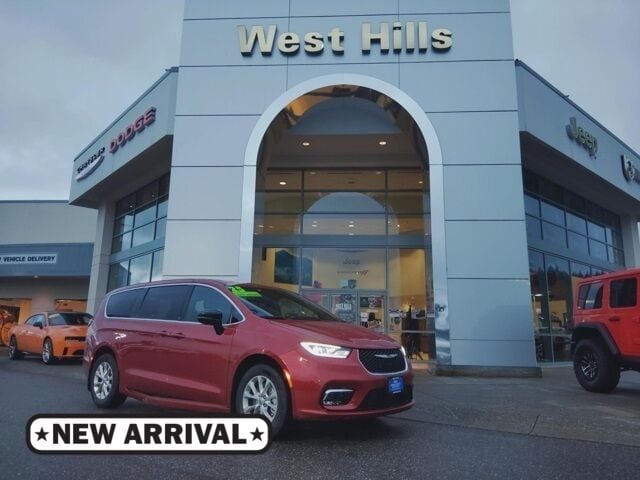 2025 Chrysler Pacifica Select's photo