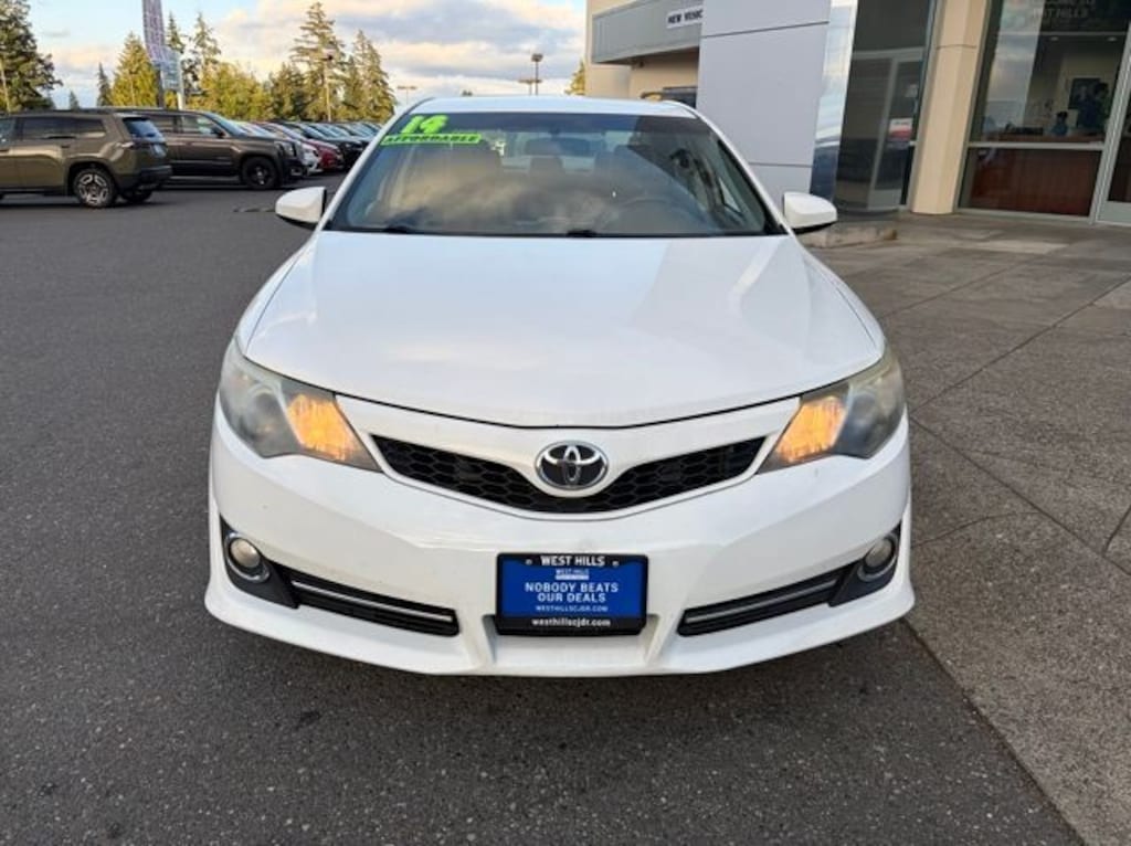 Used 2014 Toyota Camry SE Sedan