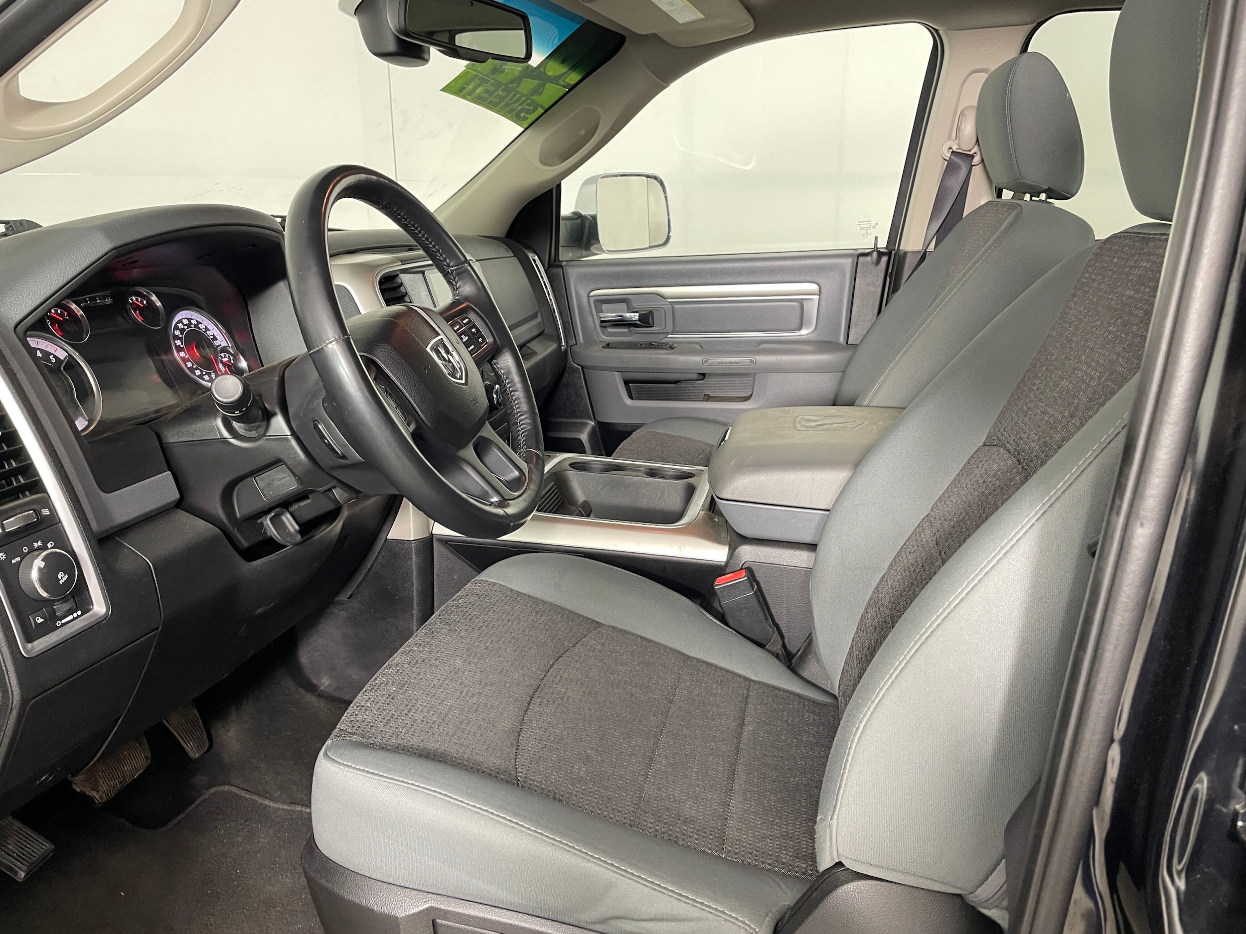 2016 Ram 1500 SLT photo 2