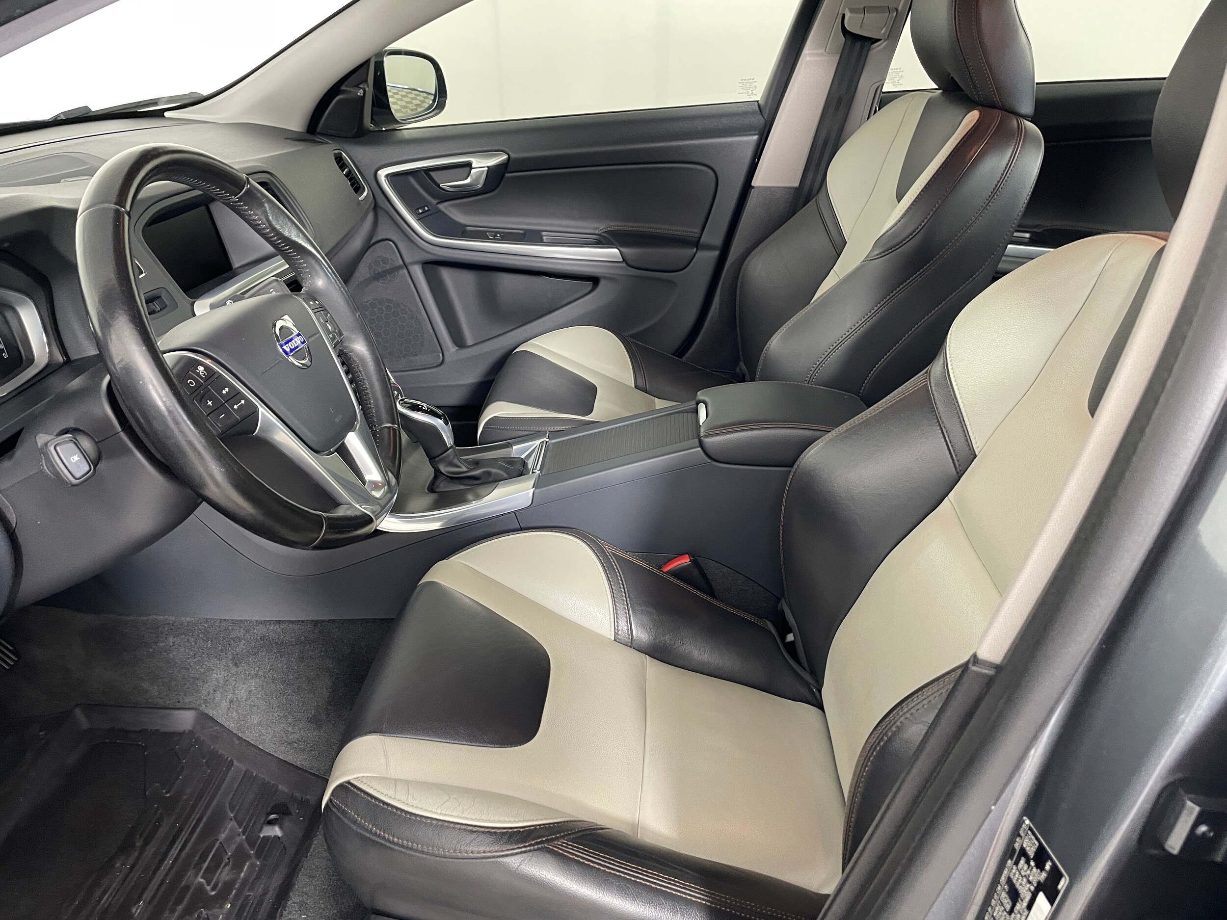 2016 Volvo S60 Cross Country T5 Platinum photo 2