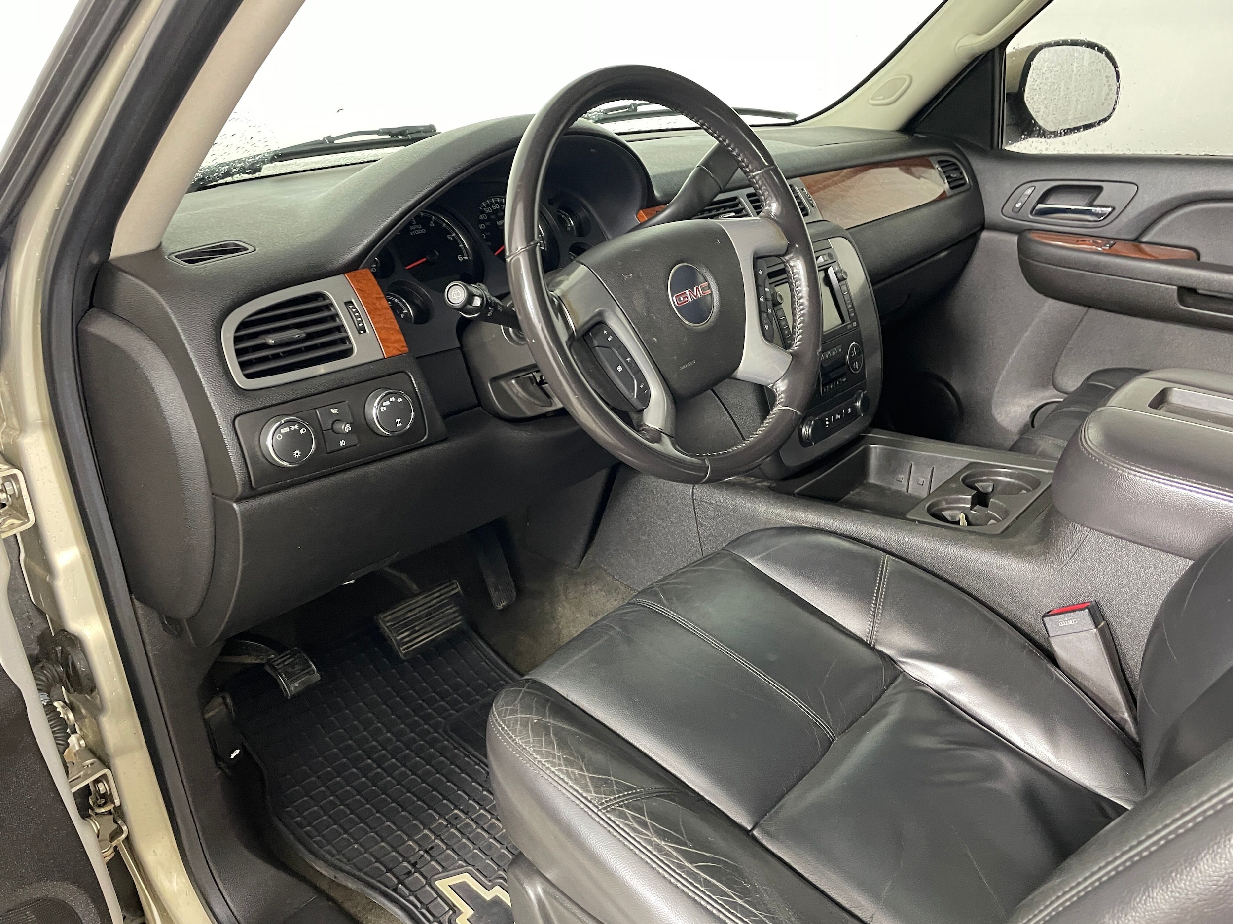2008 GMC Yukon XL 1500 photo 2
