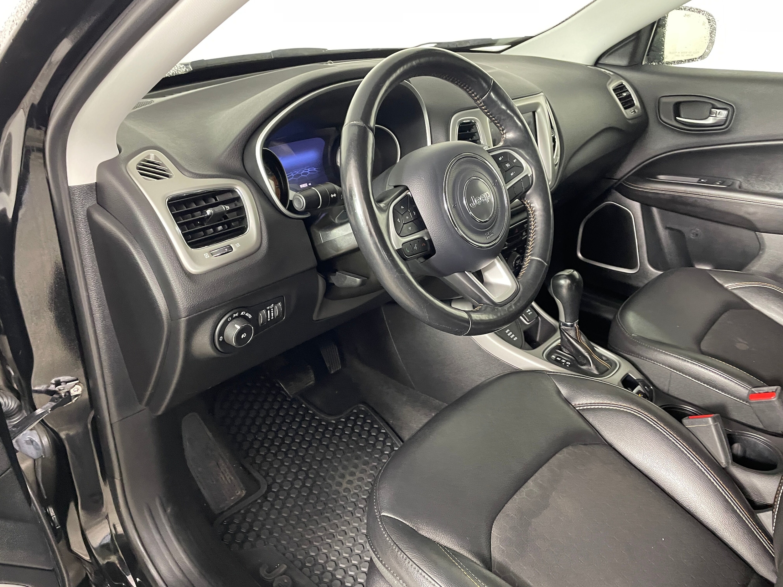 2018 Jeep Compass Latitude 4x4 photo 2