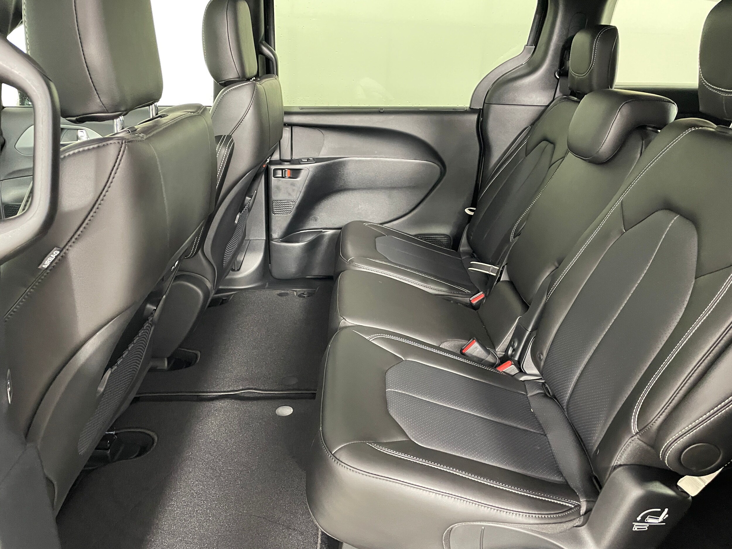 2026 Chrysler Pacifica photo 4