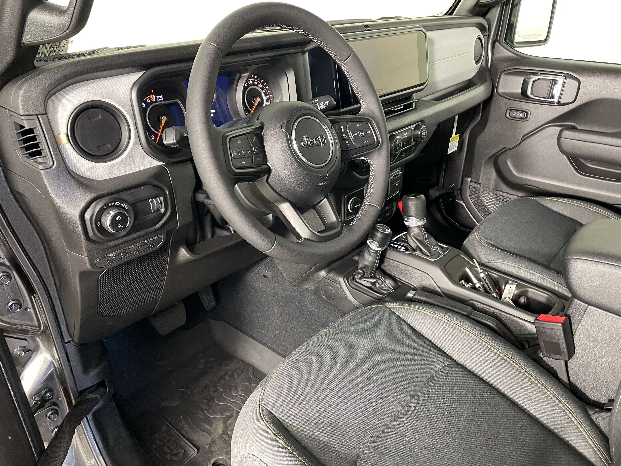 2025 Jeep Gladiator Willys photo 2