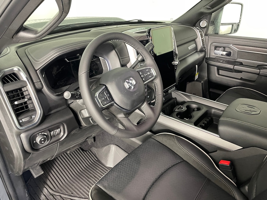 New 2026 Ram 3500 LARAMIE CREW CAB 4X4 6'4 BOX Pickup