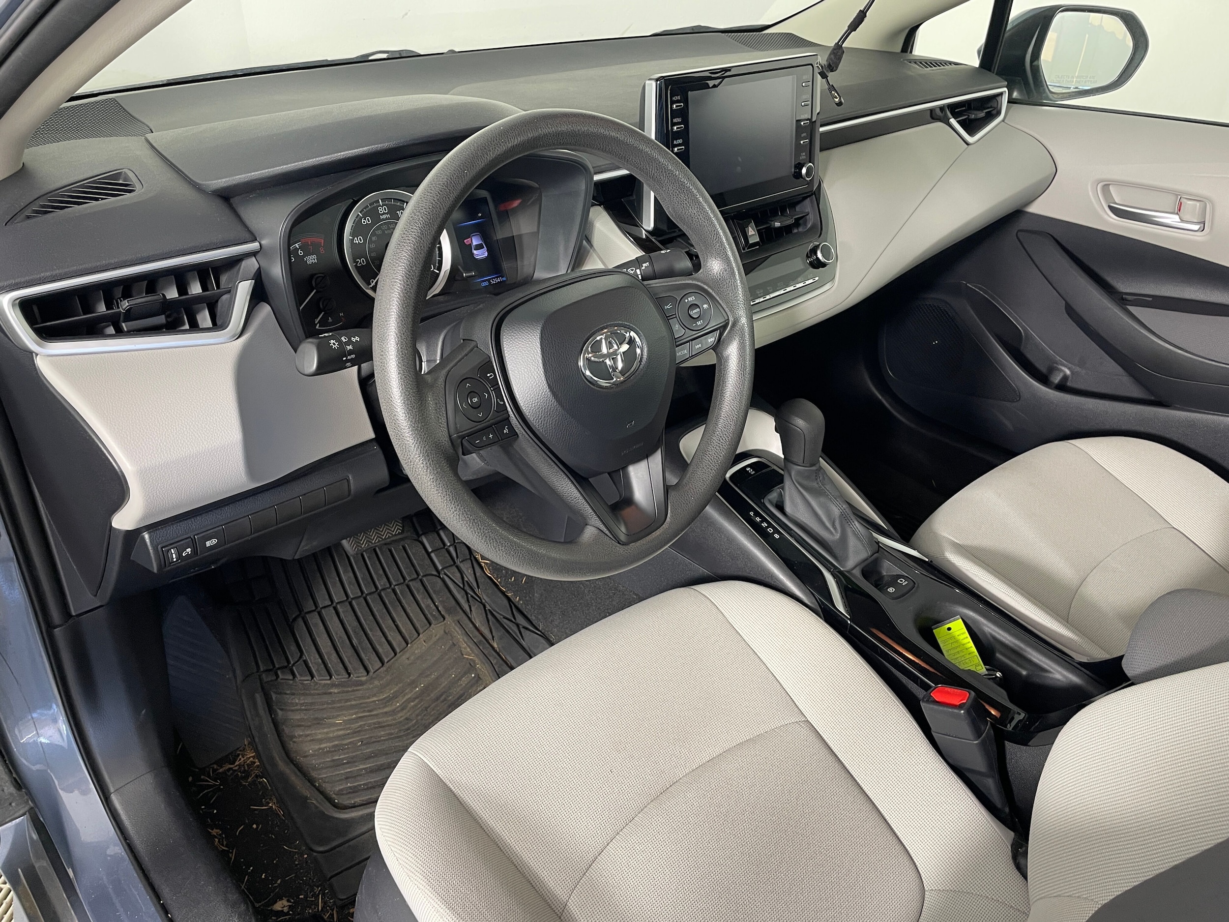 2020 Toyota Corolla LE photo 3