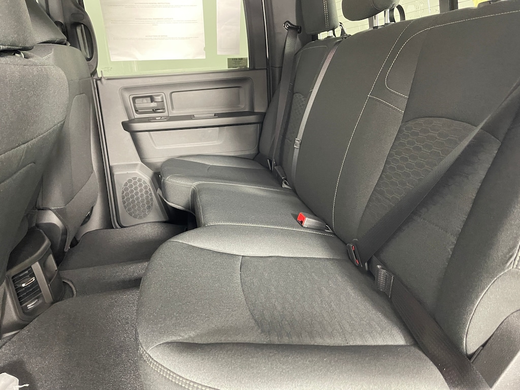 New 2026 Ram 2500 BLACK EXPRESS CREW CAB 4X4 6'4 BOX Pickup