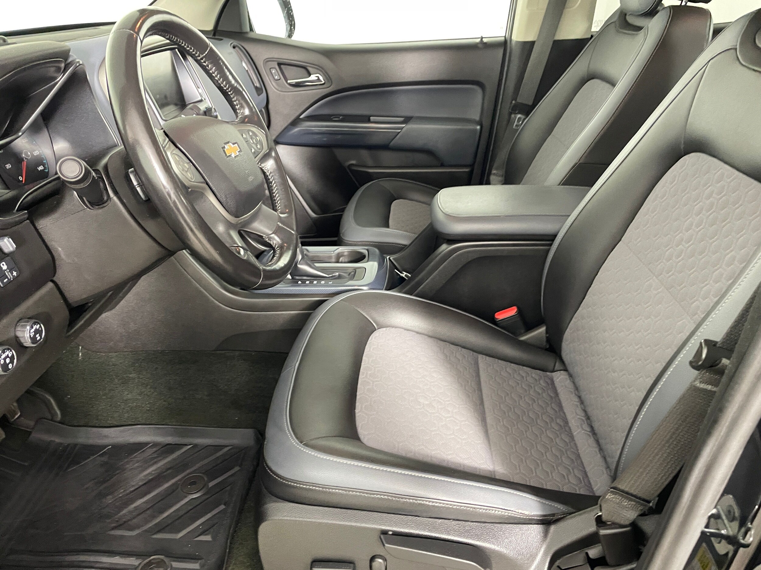 2017 Chevrolet Colorado Z71 photo 2