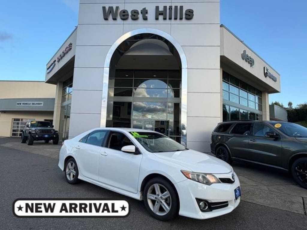 Used 2014 Toyota Camry SE Sedan