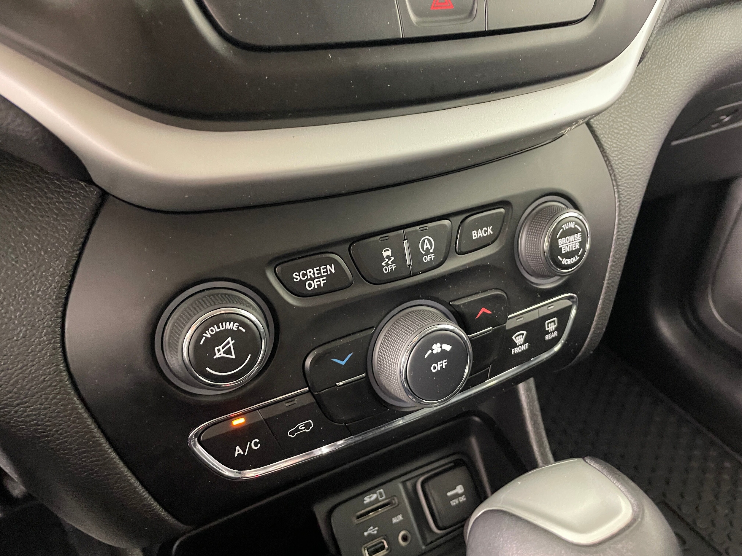 2018 Jeep Cherokee Latitude Plus 4x4 photo 3