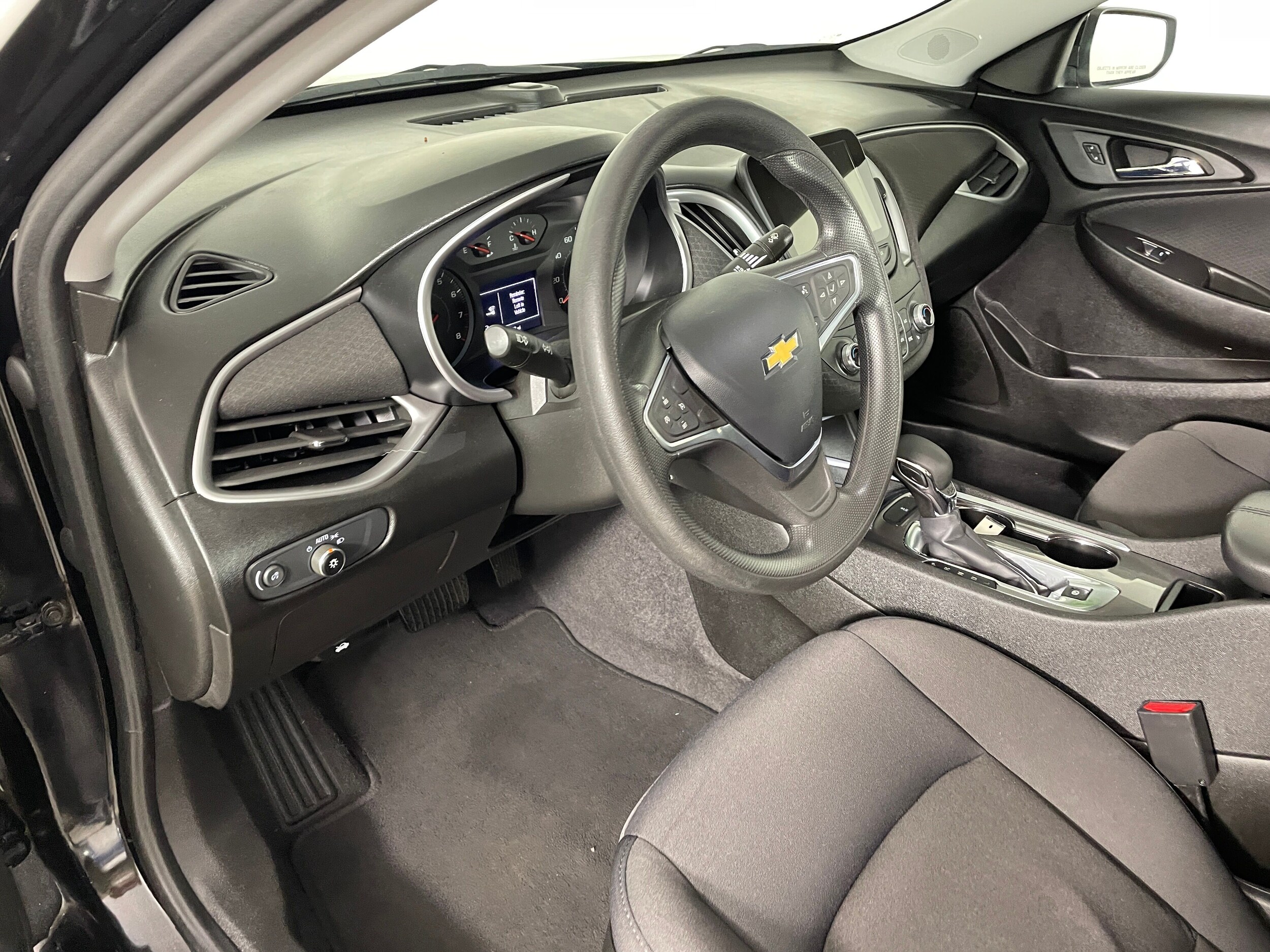 2022 Chevrolet Malibu 1LT photo 2