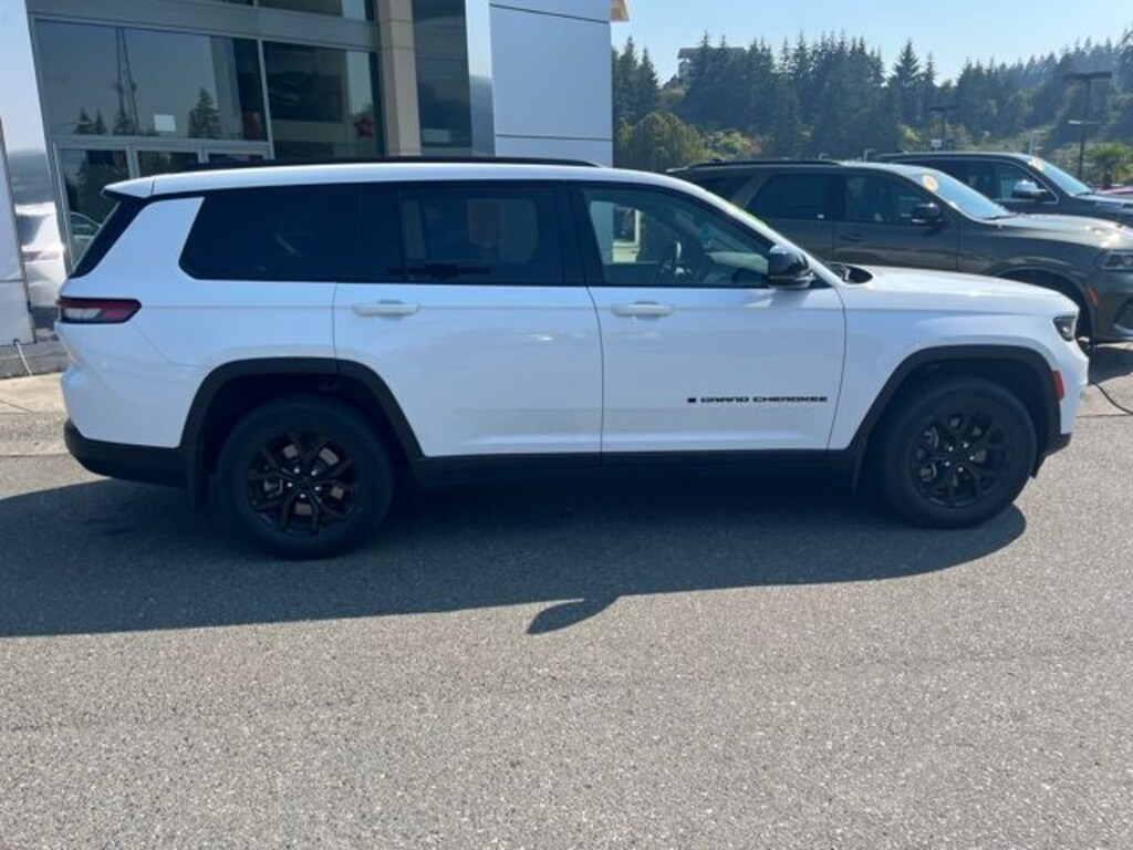 Used 2024 Jeep Grand Cherokee L Laredo SUV