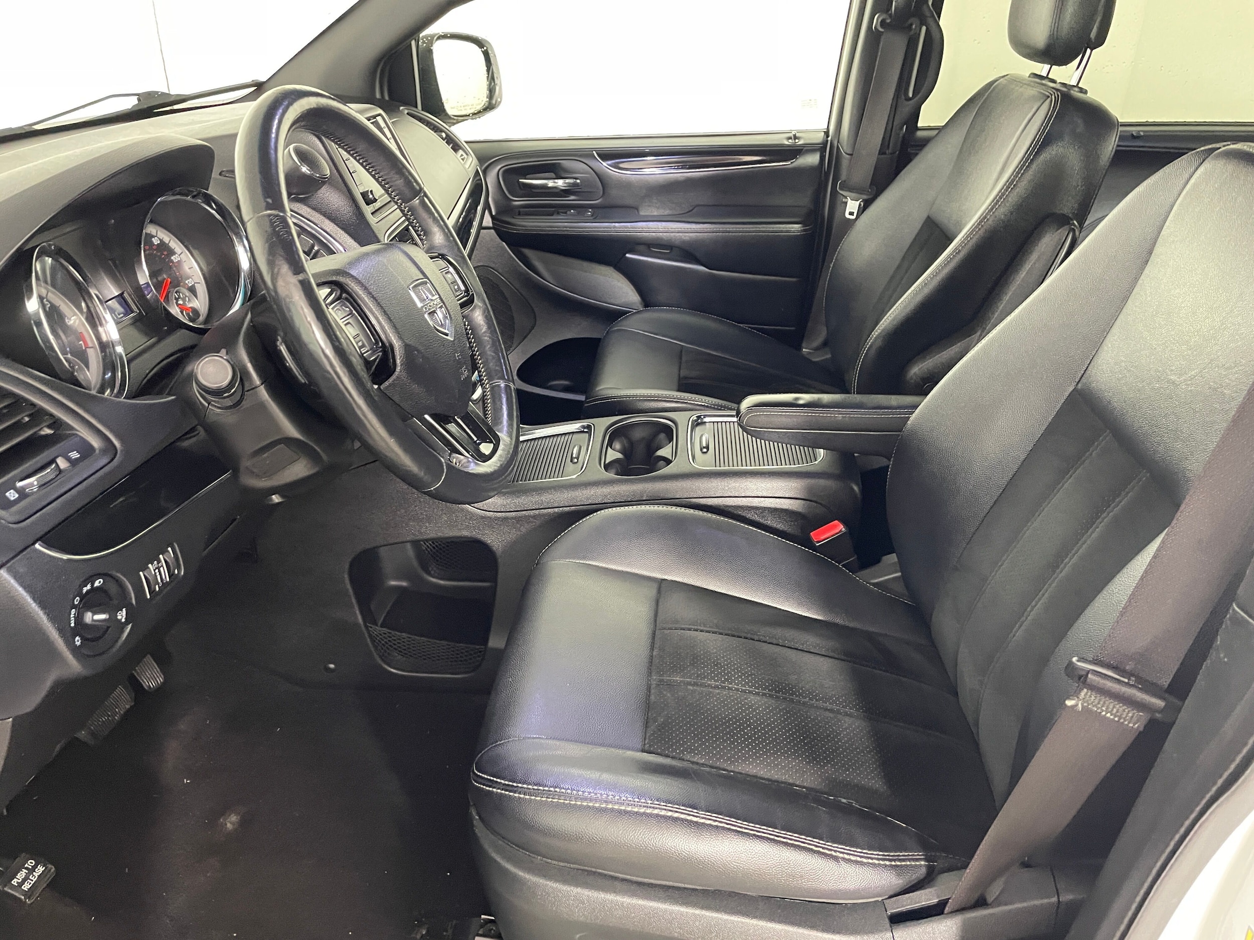 2015 Dodge Grand Caravan SXT photo 2