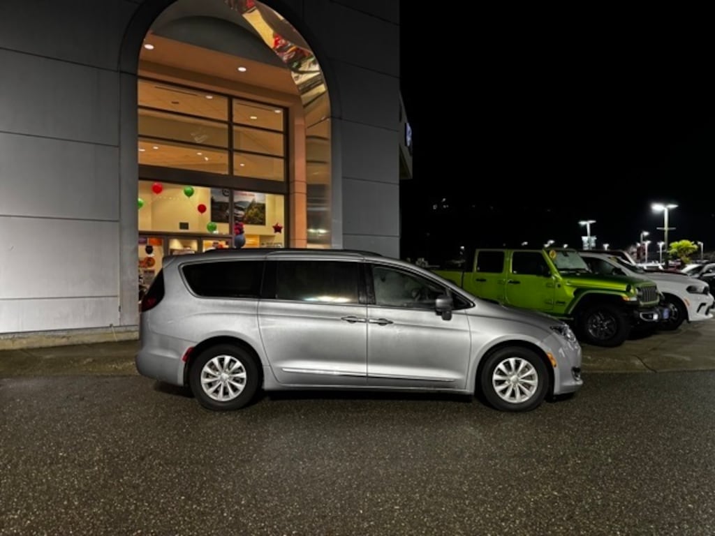 Used 2017 Chrysler Pacifica Touring-L Van